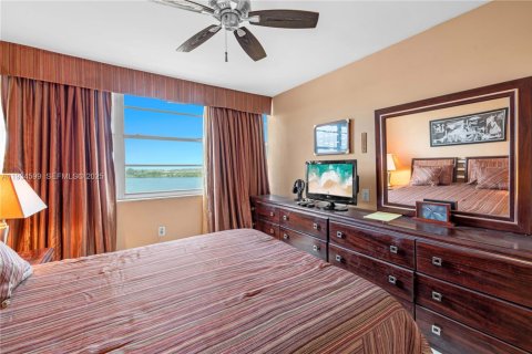 Condo in Miami, Florida, 2 bedrooms  № 1993263 - photo 15