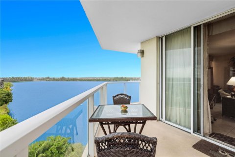 Condo in Miami, Florida, 2 bedrooms  № 1993263 - photo 4