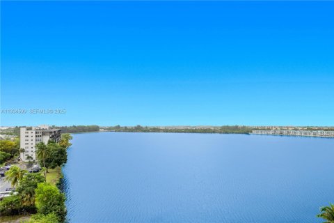 Condo in Miami, Florida, 2 bedrooms  № 1993263 - photo 9