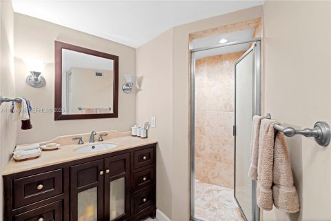 Condo in Miami, Florida, 2 bedrooms  № 1993263 - photo 13