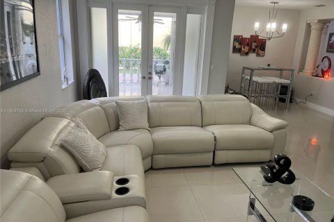 Купить виллу или дом в Мирамар, Флорида 5 спален, 331.2м2, № 1957325 - фото 15