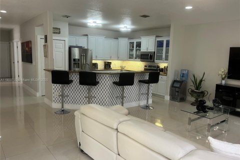 Купить виллу или дом в Мирамар, Флорида 5 спален, 331.2м2, № 1957325 - фото 21