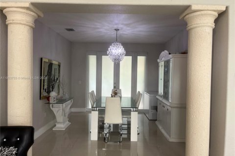 Купить виллу или дом в Мирамар, Флорида 5 спален, 331.2м2, № 1957325 - фото 9