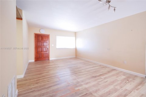 Купить таунхаус в Дорал, Флорида 2 спальни, 76.55м2, № 1976402 - фото 4