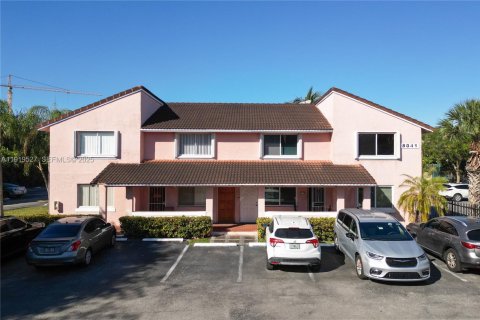 Купить таунхаус в Дорал, Флорида 2 спальни, 76.55м2, № 1976402 - фото 1