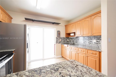 Купить таунхаус в Дорал, Флорида 2 спальни, 76.55м2, № 1976402 - фото 6