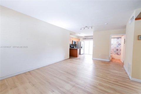 Купить таунхаус в Дорал, Флорида 2 спальни, 76.55м2, № 1976402 - фото 5