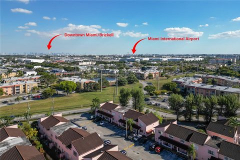 Купить таунхаус в Дорал, Флорида 2 спальни, 76.55м2, № 1976402 - фото 24