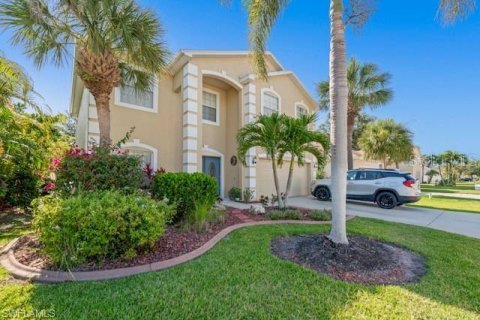 House in Fort Myers, Florida 4 bedrooms, 234.58 sq.m. № 1755642 - photo 1