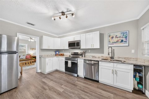 House in Orlando, Florida 2 bedrooms, 90.67 sq.m. № 2203755 - photo 8