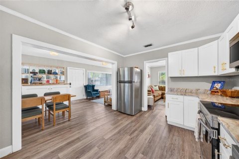 House in Orlando, Florida 2 bedrooms, 90.67 sq.m. № 2203755 - photo 10