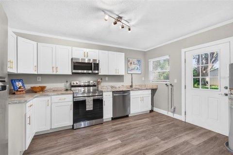 House in Orlando, Florida 2 bedrooms, 90.67 sq.m. № 2203755 - photo 7