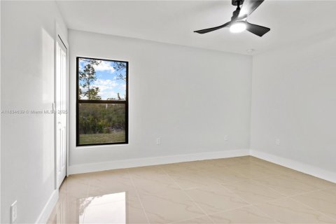 House in Lehigh Acres, Florida 4 bedrooms, 162.49 sq.m. № 1816416 - photo 27
