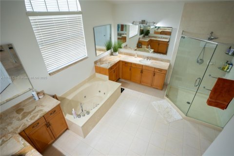 House in Miramar, Florida 5 bedrooms, 306.21 sq.m. № 1641380 - photo 15