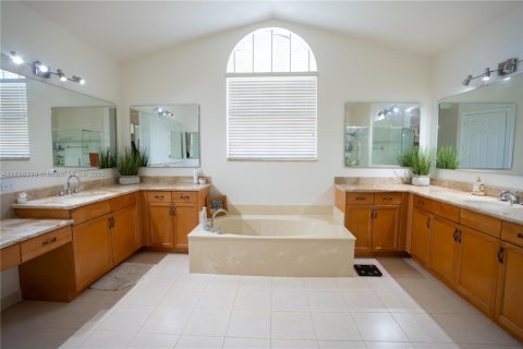 House in Miramar, Florida 5 bedrooms, 306.21 sq.m. № 1641380 - photo 14