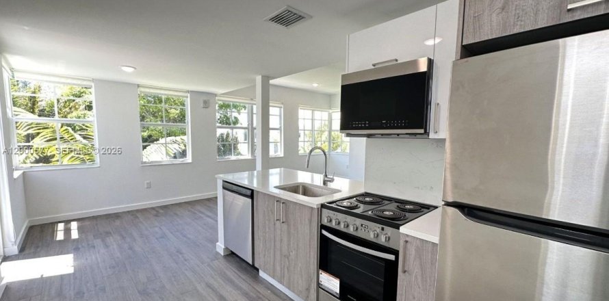 Apartment in Miami Beach, Florida 2 bedrooms, 79.43 sq.m. № 2064758