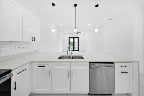 Propiedad comercial en venta en Lehigh Acres, Florida, 145.86 m2 № 2372492 - foto 17