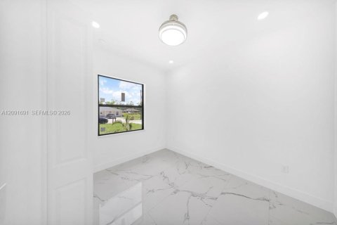 Propiedad comercial en venta en Lehigh Acres, Florida, 145.86 m2 № 2372492 - foto 5