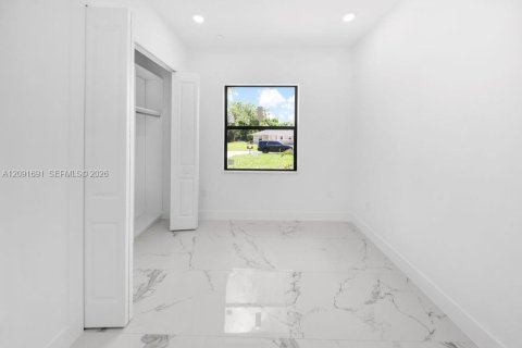 Propiedad comercial en venta en Lehigh Acres, Florida, 145.86 m2 № 2372492 - foto 6
