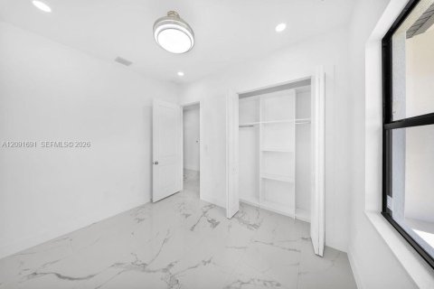 Propiedad comercial en venta en Lehigh Acres, Florida, 145.86 m2 № 2372492 - foto 7
