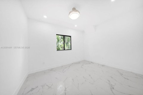 Propiedad comercial en venta en Lehigh Acres, Florida, 145.86 m2 № 2372492 - foto 12