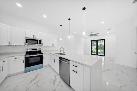 Propiedad comercial en venta en Lehigh Acres, Florida, 145.86 m2 № 2372492 - foto 16