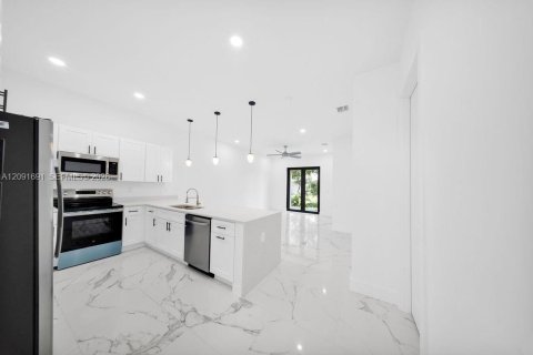 Propiedad comercial en venta en Lehigh Acres, Florida, 145.86 m2 № 2372492 - foto 18