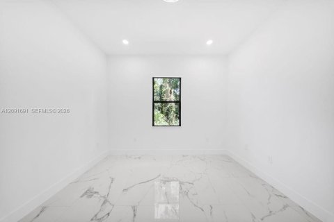 Propiedad comercial en venta en Lehigh Acres, Florida, 145.86 m2 № 2372492 - foto 19