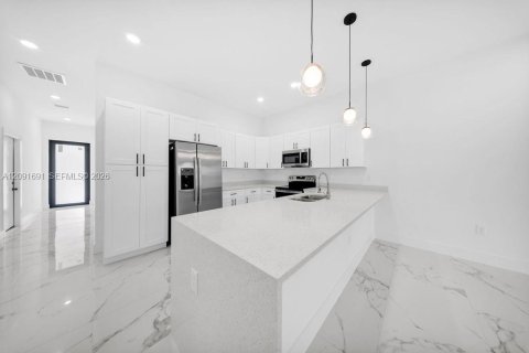 Propiedad comercial en venta en Lehigh Acres, Florida, 145.86 m2 № 2372492 - foto 4