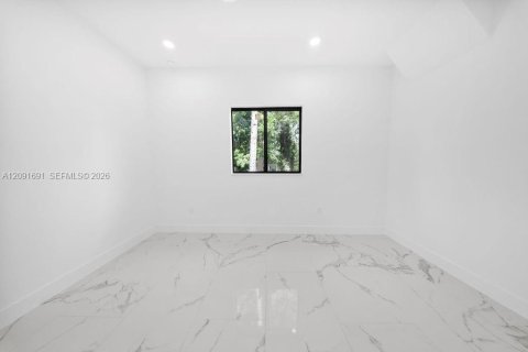 Propiedad comercial en venta en Lehigh Acres, Florida, 145.86 m2 № 2372492 - foto 13