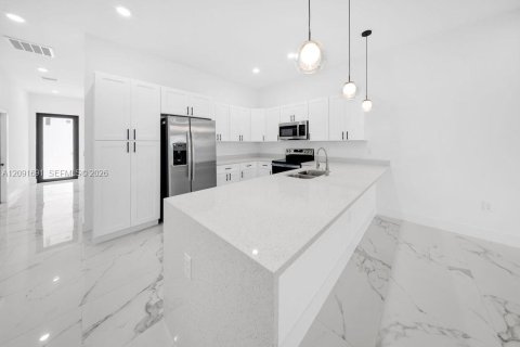 Propiedad comercial en venta en Lehigh Acres, Florida, 145.86 m2 № 2372492 - foto 11