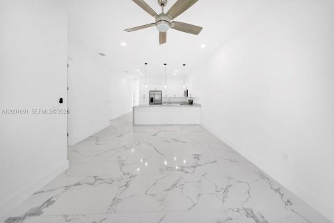 Propiedad comercial en venta en Lehigh Acres, Florida, 145.86 m2 № 2372492 - foto 14