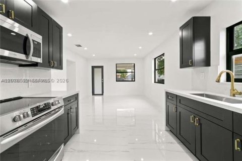 House in Miami, Florida 2 bedrooms, 75.44 sq.m. № 2086967 - photo 8