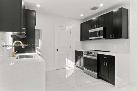 House in Miami, Florida 2 bedrooms, 75.44 sq.m. № 2086967 - photo 5