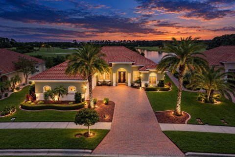 House in New Smyrna Beach, Florida 3 bedrooms, 247.96 sq.m. № 2369640