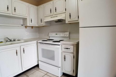 Condo in Lake Worth, Florida, 1 bedroom  № 1696686 - photo 13