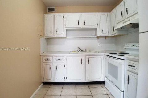 Condo in Lake Worth, Florida, 1 bedroom  № 1696686 - photo 12