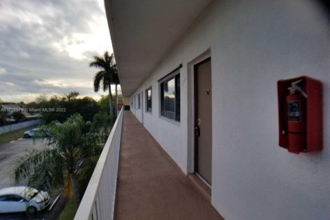 Condo in Lake Worth, Florida, 1 bedroom  № 1696686 - photo 5