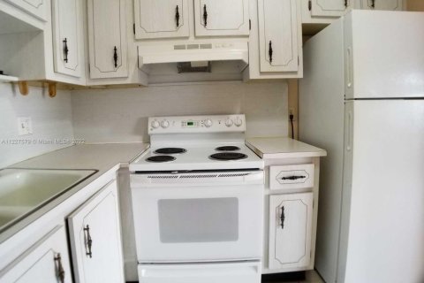 Condo in Lake Worth, Florida, 1 bedroom  № 1696686 - photo 14
