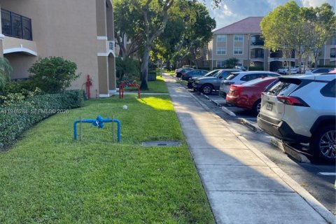 Copropriété à vendre à Pembroke Pines, Floride: 2 chambres, 104.98 m2 № 2153975 - photo 2