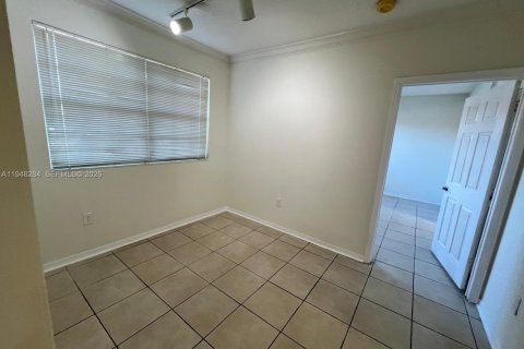 Copropriété à vendre à Pembroke Pines, Floride: 2 chambres, 104.98 m2 № 2153975 - photo 5