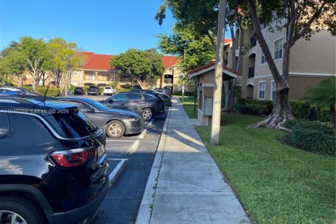 Copropriété à vendre à Pembroke Pines, Floride: 2 chambres, 104.98 m2 № 2153975 - photo 3