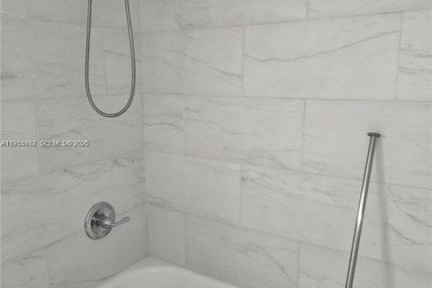 Apartamento en alquiler en Hialeah, Florida, 2 dormitorios № 2009366 - foto 10