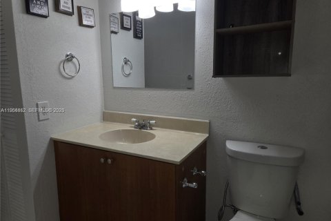 Apartamento en alquiler en Hialeah, Florida, 2 dormitorios № 2009366 - foto 13