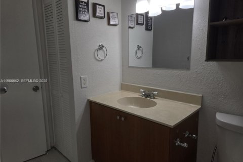 Apartamento en alquiler en Hialeah, Florida, 2 dormitorios № 2009366 - foto 12