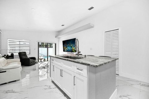 House in Miami, Florida 4 bedrooms, 191.19 sq.m. № 1959624 - photo 14