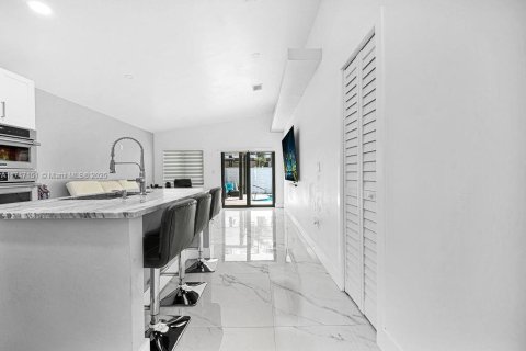 House in Miami, Florida 4 bedrooms, 191.19 sq.m. № 1959624 - photo 15