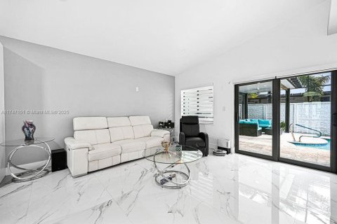 House in Miami, Florida 4 bedrooms, 191.19 sq.m. № 1959624 - photo 17