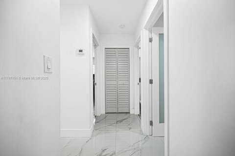 House in Miami, Florida 4 bedrooms, 191.19 sq.m. № 1959624 - photo 21