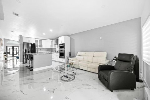 House in Miami, Florida 4 bedrooms, 191.19 sq.m. № 1959624 - photo 18